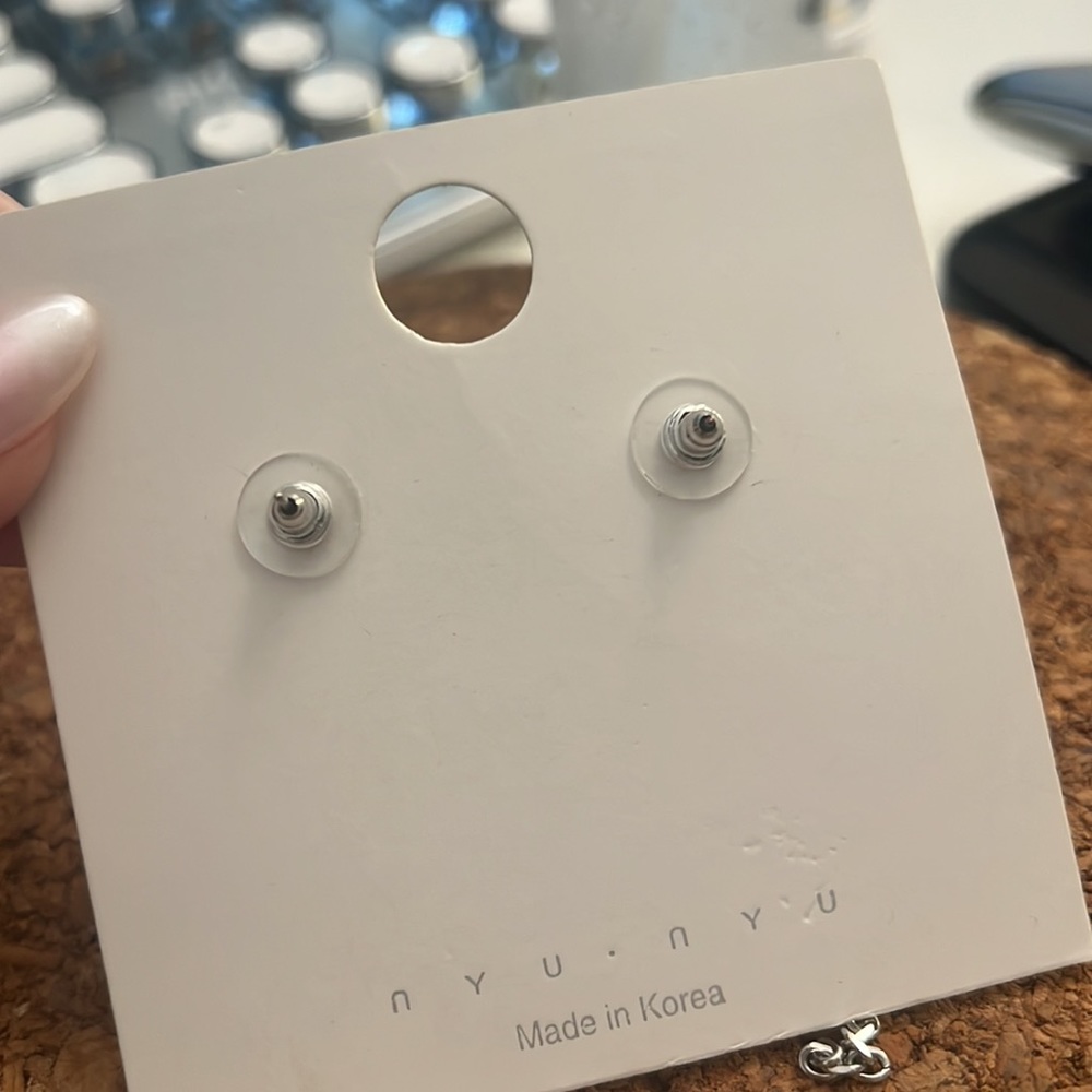 Earings - Picture 3 of 3